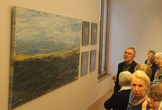 Axel Schuhmann erkl&auml;rt, wie und wo seine beiden Gro&szlig;formatigen Bilder entstanden sind (Foto: Angelo Glashagel)