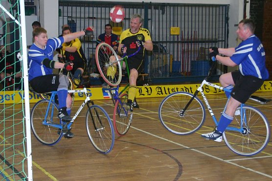 1:1 trennten sich Ilfeld (blau) und Nordhausen im Kreisderby des letzten Spieltages. (Foto: Uwe Tittel)