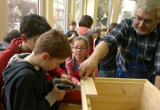 Nachwuchs-Imker werden angeleitet (Foto: privat)