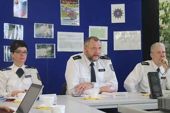 Polizeidirektor Michael K&ouml;ster (Mitte) stellte die Unfallstatistik 2014 f&uuml;r die Nordth&uuml;ringer Kreise vor (Foto: Angelo Glashagel)