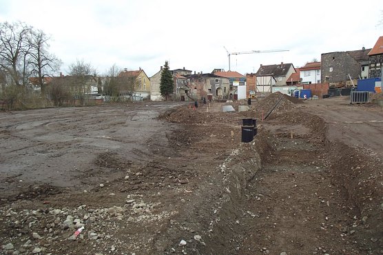 Hoffen l&auml;sst die Baut&auml;tigkeit zwischen ehemaliger Rosenm&uuml;hle und Altentor. Gelingt das Werk, wird die Altstadt attraktiver. (Foto: Kurt Frank)