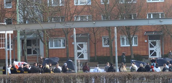 An der T&ouml;pferstra&szlig;e versuchten sich gut 30 Nordh&auml;user Rechtsextreme zu inszenieren (Foto: Angelo Glashagel)