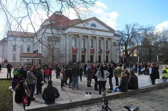 Vor dem Theater kamen rund 150 Gegendemonstranten zusammen (Foto: Angelo Glashagel) Vor dem Theater kamen rund 150 Gegendemonstranten zusammen (Foto: Angelo Glashagel)