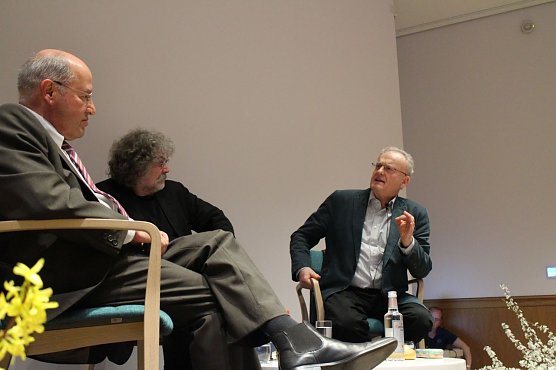 v.r.: Gregor Gysi, Moderator Hans-Dieter Sch&uuml;tt, Friedrich Schorlemmer (Foto: Angelo Glashagel)