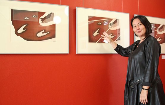 Susanne Hinsching vor dem Zyklus Engel sucht sich selbst, Auatinta/Radierung, 1992 (Foto: Ilona Bergmann)