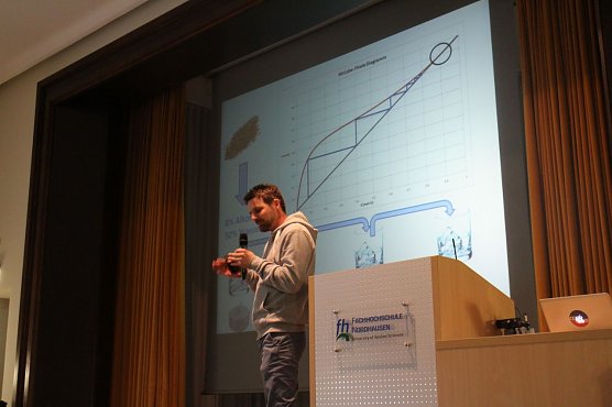 Graphen leicht erkl&auml;ren mit Benedickt Dercks: unten links ist stockn&uuml;chtern, oben rechts knallts voll rein (Foto: Angelo Glashagel)