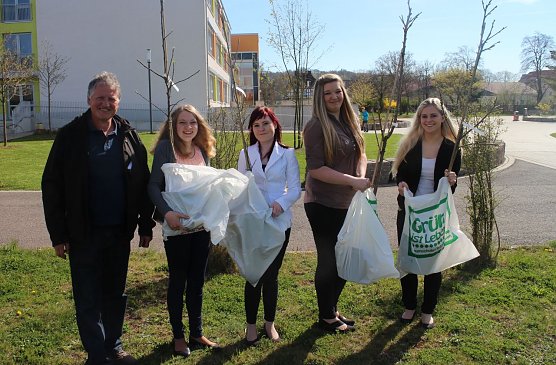 Gerd Ulm hat Johanna, Jessica, Lisa und Judith noch eine &Uuml;beraschung mitgebracht - ein Jahr lang hatten sie den Streuobstp&auml;dagogen immer wieder auf seiner Wiese besucht (Foto: Angelo Glashagel)
