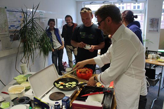 Kochender Kandidat Dirk Adams (Foto: Angelo Glashagel) Kochender Kandidat Dirk Adams (Foto: Angelo Glashagel)