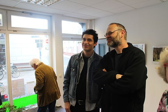 R&uuml;diger Neitzke (rechts), er&ouml;ffnete im Abgeordnetenb&uuml;ro in der Barf&uuml;&szlig;erstra&szlig;e seine erste Ausstellung (Foto: Angelo Glashagel)