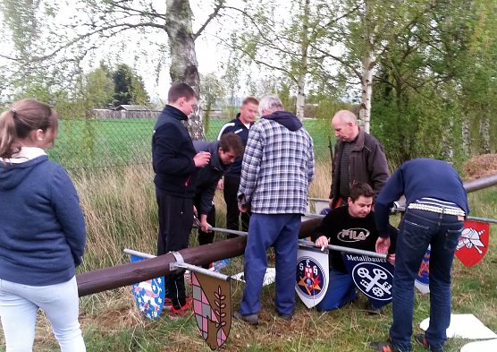 Letzte Vorbereitungen auf das Maibaumsetzen (Foto: privat)