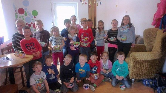 Die Grundsch&uuml;ler aus Niedersalza bedanken sich f&uuml;r die Hilfe bei der Renovierung (Foto: Grundschule Niedersalza)