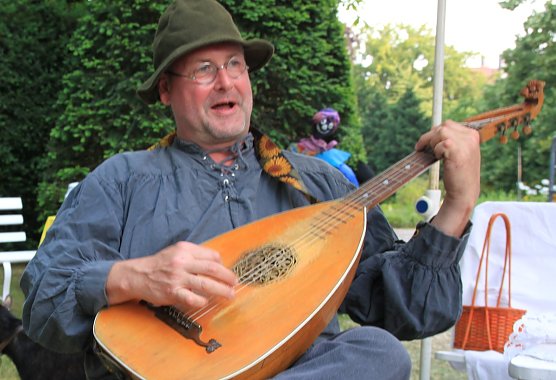 Peter SKABA R&ouml;ttig singt Heiteres, Witziges, Sagenhaftes zu seiner Laute (Foto: Sylvia Spehr)