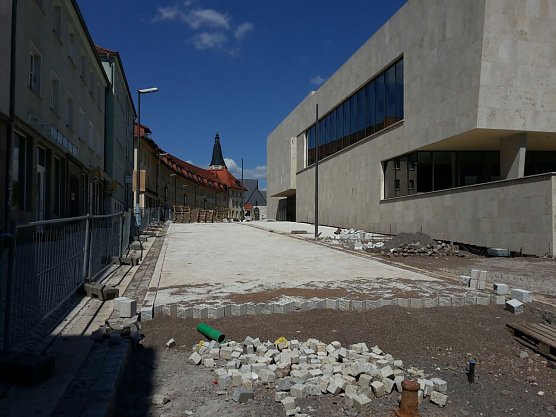 Baustelle vor der Bibliothek (Foto: Peter Blei)