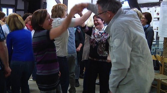 Im Nordh&auml;user Tabakspeicher wurde gezeigt, was Lachyoga ist (Foto: Angelo Glashagel)