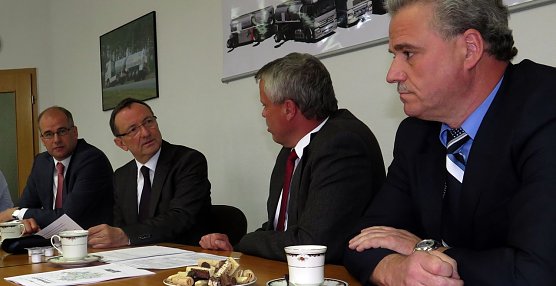 Poppenh&auml;ger (2. von rechts) zu Gast bei der Kreisverkehrswacht (Foto: nnz)