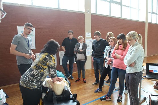 Das DRK frischte das Wissen der Azubis rund um Reanimationsma&szlig;nahmen auf (Foto: Angelo Glashagel)