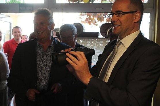 Geschenk f&uuml;r den Wahlsieger: statt Blumen gab es von Andreas Wieninger ein Fernglas - damit Parteifreund Jendricke der Blick auf die Stadt nicht verloren gehe (Foto: Angelo Glashagel)