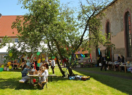 im Kirchgarten der St. Petri Kirche zu Mackenrode soll Ende Mai wieder gefeiert werden (Foto: S. Wegner)