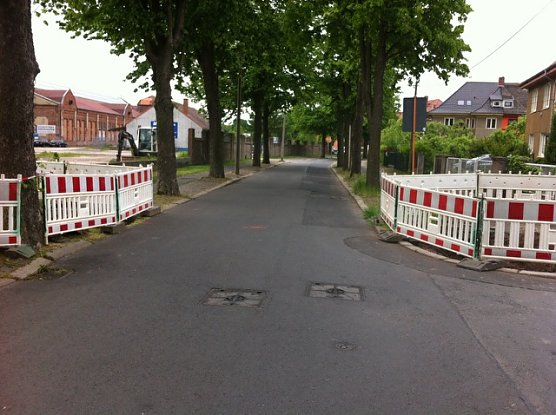 Fu&szlig;g&auml;nger werden hier &uuml;ber die Stra&szlig;e "umgeleitet" (Foto: privat)