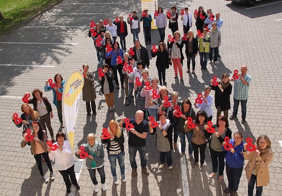 Mehr als 50 Mitarbeiter des JugendSozialwerk Nordhausen bilden mit ihren K&ouml;rpern das Symbol des World Blood Cancer Day und demonstrieren so ihre Solidarit&auml;t mit den Patienten (Foto: Sylvia Spehr)