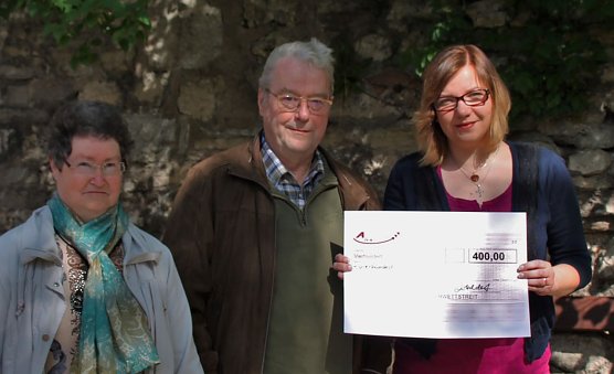Schirmherrin Katja Mitteldorf, Abgeordnete der Linken, &uuml;berreichte eine Spende in H&ouml;he von 400,00� an Herrn Wolfgang Reichardt  (Foto: Konstanze Keller-Hoffmeister)