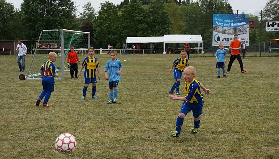 Abwehrarbeit stimmte bei der SpG Nordhausen (gelb-blaue Trikots) gegen Hattorf. (Foto: Martina Nebelung)