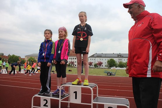 Lina, Jenny und Leonie durften als erste auf das Treppchen (Foto: Angelo Glashagel) Lina, Jenny und Leonie durften als erste auf das Treppchen (Foto: Angelo Glashagel)