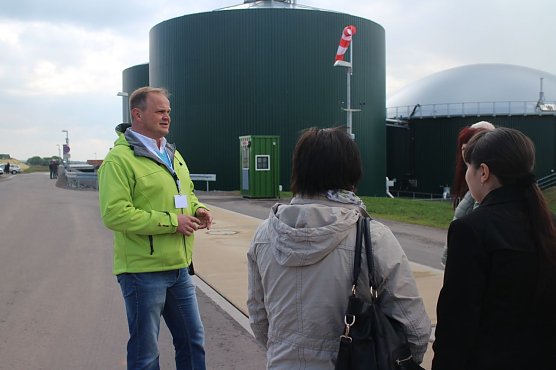 Projektleiter Joachim K&uuml;lbel erkl&auml;rten den G&auml;sten alles rund um "seine" Anlage (Foto: Angelo Glashagel)
