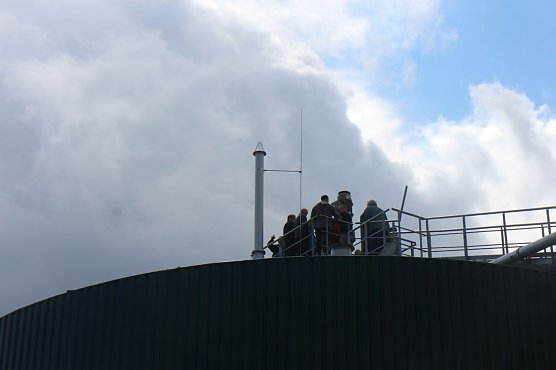Besonderes Highlight war ein Ausflug auf das Dach der Fermenter in 20 Metern H&ouml;he (Foto: Angelo Glashagel)