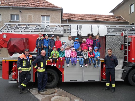 Die Eichenbergzwerge aus Petersdorf zu Besuch bei der Nordh&auml;user Feuerwehr (Foto: Kerstin B&ouml;ttger)