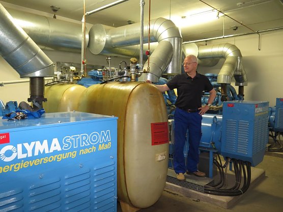 Frank Hoffmann an den drei Notstromaggregaten des S&uuml;dharzklinikums (Foto: S&uuml;dharz Klinikum Nordhausen)