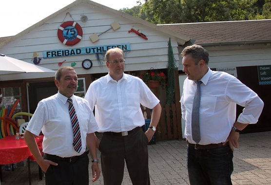 Heringens B&uuml;rgermeister Maik Schr&ouml;ter, Landrat Matthias Jendricke und der Leiter der Servicegesellschaft Gunnar Reuter (Foto: Jessica Pieper)