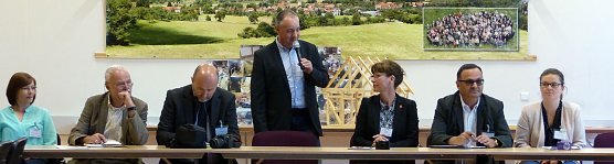 B&uuml;rgermeister Frank Saalbach begr&uuml;&szlig;t die Jury im Dorfgemeinschaftshaus Obergebra (Foto: nnz)