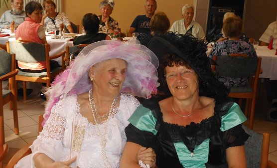 Bewohnerin und Mitarbeiterin der Sozialen Betreuung (Foto: privat)