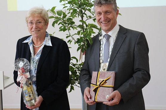 Kleine Geschenke erhalten die Freundschaft - Bochums B&uuml;rgermeisterin Erika Stahl und Nordhausens OB Klaus Zeh (Foto: Angelo Glashagel)