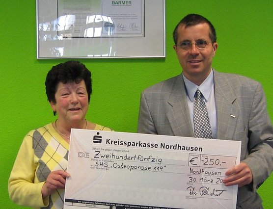 &Uuml;bergeben (Foto: Barmer)