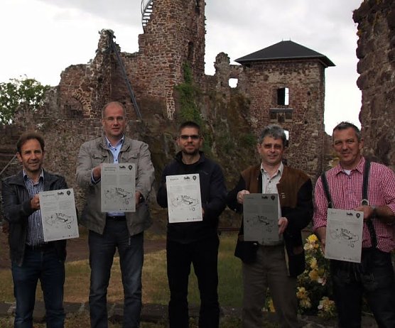 Neue Tafeln (Foto: J. Piper) Neue Tafeln (Foto: J. Piper)