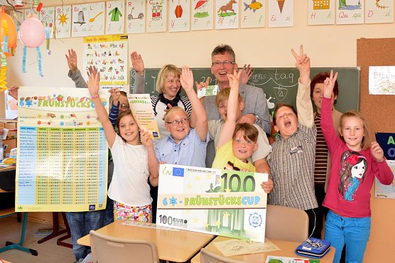 Die Sch&uuml;ler hatten eine Woche lang ganz besonders auf ein gesundes Fr&uuml;hst&uuml;ck geachtet und erhalten nun 100 Euro f&uuml;r ihre Klassenkasse &uuml;berreicht (Foto: Matthias Fr&ouml;lich)