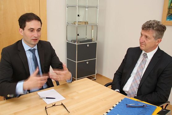 Zwei Doktoren im Gespr&auml;ch: Gedenkst&auml;ttenleiter H&ouml;rdler besuchte Oberb&uuml;rgermeister Zeh (Foto: Pressestelle Stadt Nordhausen)