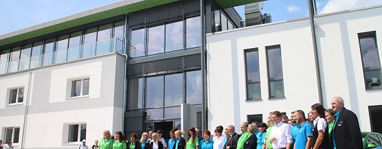 Stolze Mitarbeiter vor ihrem neuen Haus - die WBG S&uuml;dharz er&ouml;ffnete heute ihre neuen Gesch&auml;ftsr&auml;ume (Foto: Angelo Glashagel)