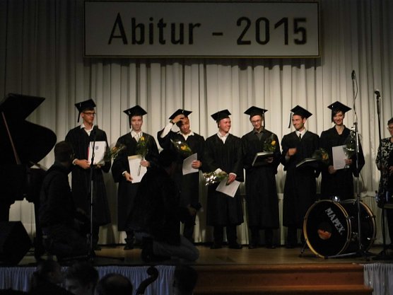 Die "gro&szlig;en" Gymnasiasten des Bleicher&ouml;der Schillergymnasiums erhielten gestern ihre letzten Zeugnisse (Foto: K. Hornung)
