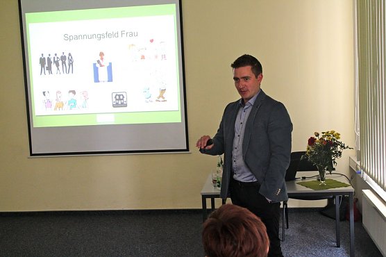 Andr&eacute; Sinkwitz, Intensivpfleger und einer der Gesch&auml;ftsf&uuml;hrer der Critical Care Company erkl&auml;rt die Firmenphilosophie und wie man auch im Pflegebereich attraktive Arbeitspl&auml;tze schaffen kann  (Foto: Angelo Glashagel)