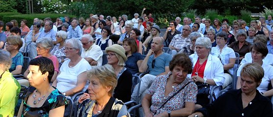 Gro&szlig;es Interesse zur Vernissage (Foto: Hans-Georg Backhaus)