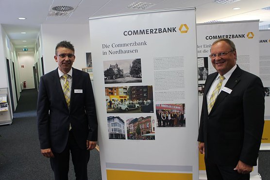 Filialleiter Andrew Brotr&uuml;ck und Direktor Dr. Bernd Redlich schwelgten heute in Erinnerungen (Foto: Angelo Glashagel)