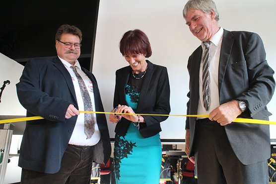 v.l.: Aufsichtsratmitglied Michael Domrich, SWBG Gesch&auml;ftsf&uuml;hrerin Heike Umbach und Sollstedts B&uuml;rgermeister Klaus Adam &uuml;bergaben die neue Halle der &Ouml;ffentlichkeit (Foto: Angelo Glashagel)