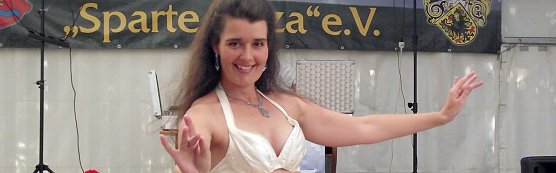 Bezaubernd: orientalischer Bauchtanz, vorgetragen von Claudia Pressacco (Foto: Kurt Frank)