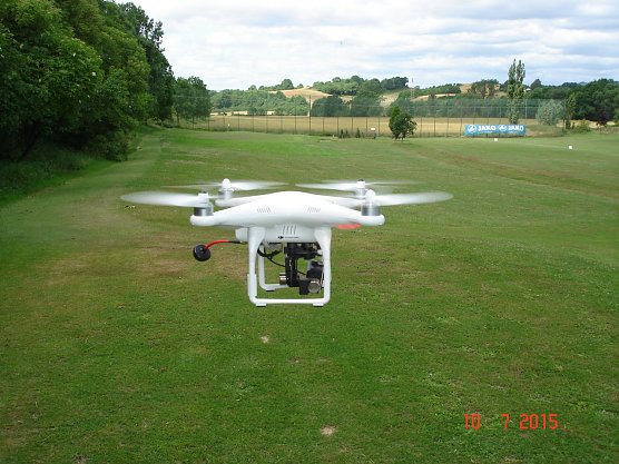 Mit dem Einsatz des kleinen Fliegers samt Videokamera sollen neue M&ouml;glichkeiten f&uuml;r den Neust&auml;dter Golfpark geschaffen werden (Foto: Hans-Leopold Holzapfel)