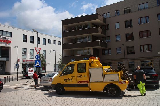 Neue Parkpl&auml;tze an der Engelsburg - der k&uuml;rzeste Weg ist der beliebteste, trotz Verboten und Einschr&auml;nkungen (Foto: Angelo Glashagel)