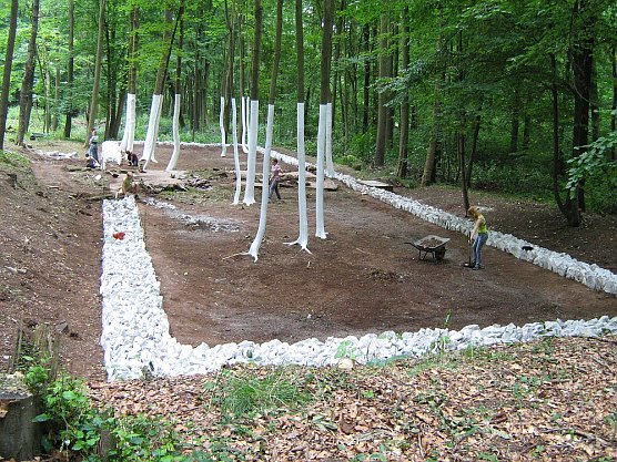 Kenntlichmachung des ehemaligen Standorts einer Lagerbaracke beim Summer Camp 2008. (Foto: KZ-Gedenkst&auml;tte Mittelbau-Dora )