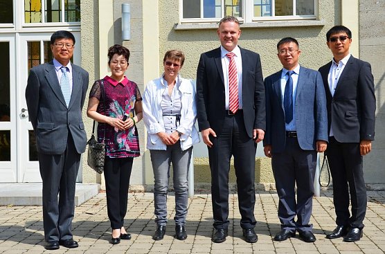 Vertreter der Hebei University of Technology in China sowie Hochschulpr&auml;sident Prof. Dr. J&ouml;rg Wagner und die Studiendekanin des Studiengangs Umwelt- und Recyclingtechnik Prof. Dr. rer. nat. Uta Breuer an der Hochschule Nordhausen (Foto: Tina Bergknapp)